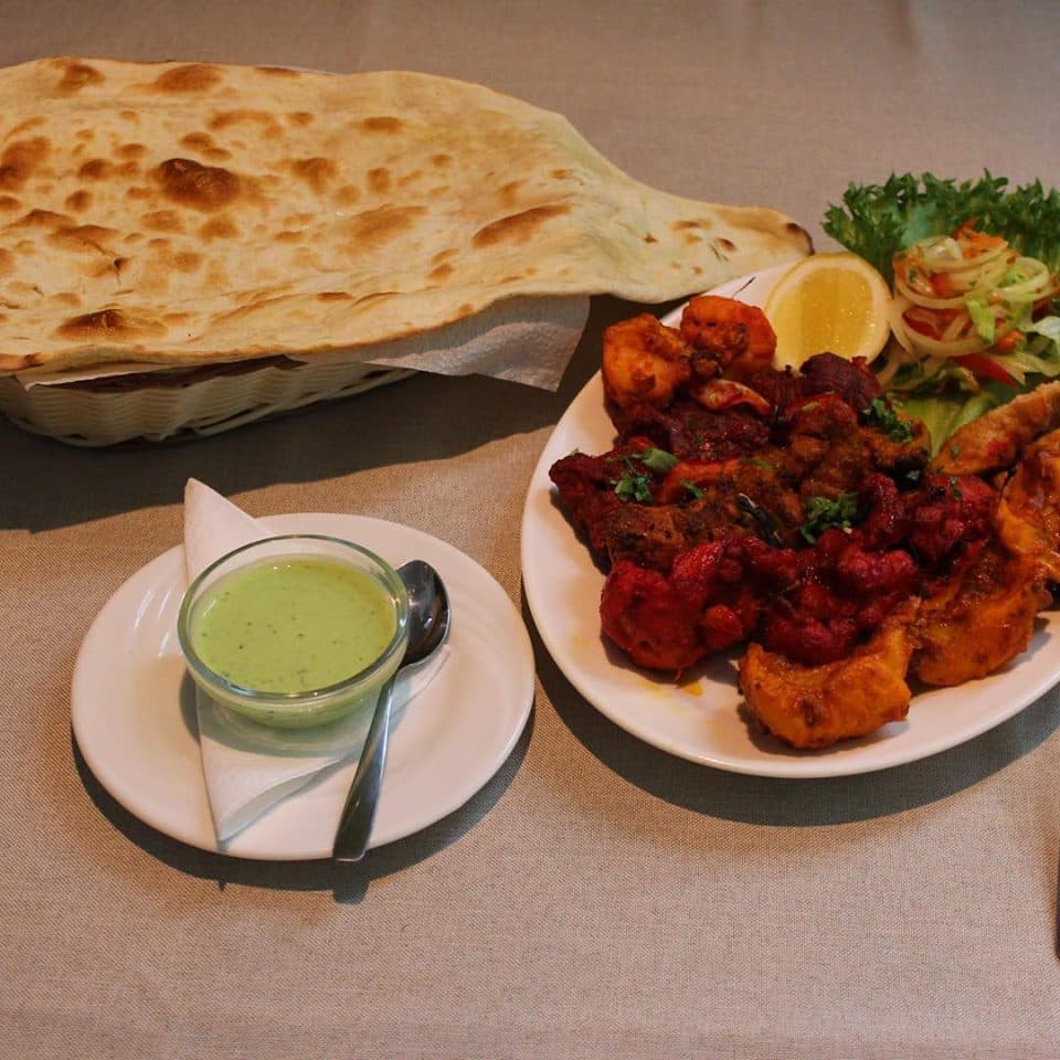 Mix grill tandoori, piparmündikaste ja naan